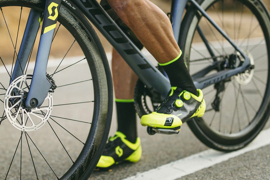 Lee más sobre el artículo ¿Cómo elegir tus zapatillas de ciclismo?